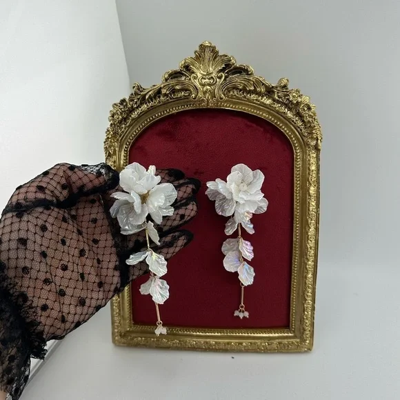 Zara Kate Middleton Elegant White Floral Drop Earrings - Picture 6 of 7